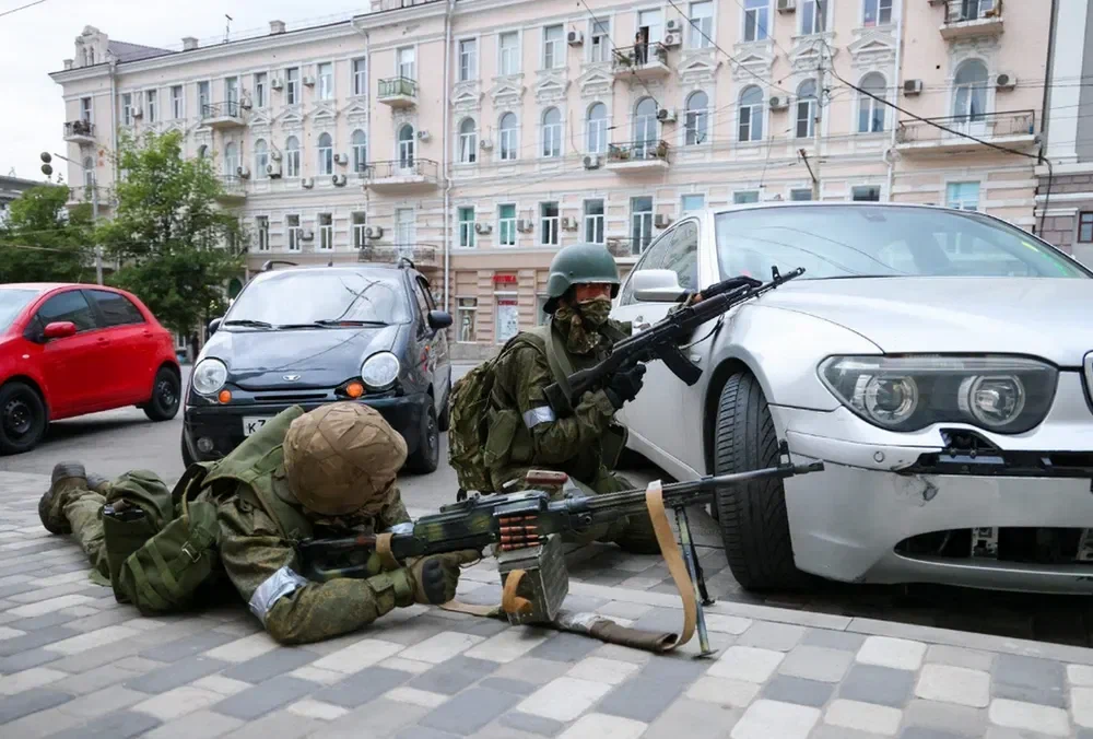 ЧВК Вагнер взяли в осаду и захватили без сопротивления здание МО РФ в Ростове