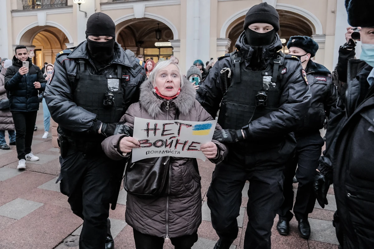 Российские полицейские арестовали блокадницу за пикет против войны в Украине